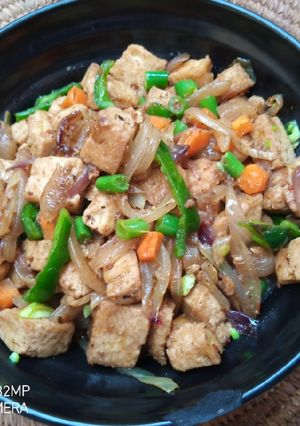 A picture of Tofu with veggies.