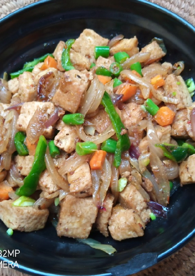 A picture of Tofu with veggies.