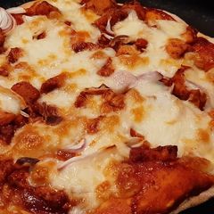 A picture of Tawa chicken pizza.