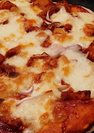 A picture of Tawa chicken pizza.