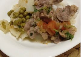 Moelas estufadas com tomates e ervilhas
