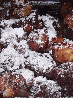 Una foto de Buñuelos de manzanas en almíbar de vino