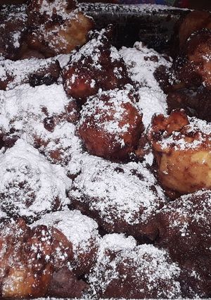 Una foto de Buñuelos de manzanas en almíbar de vino
