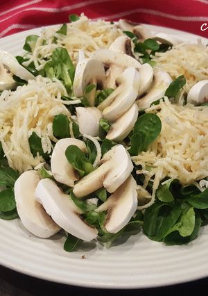 Une photo de Salade de mâche céleri et champignons