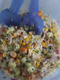 Salade composée de riz, concombre et surimi