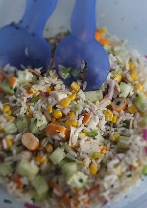 Une photo de Salade composée de riz, concombre et surimi