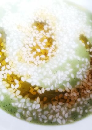 Una foto de Dressing de albahaca, aceite de oliva y semillas de sésamo