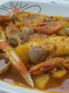 Una foto de Caldereta de rape, gambas y almejas