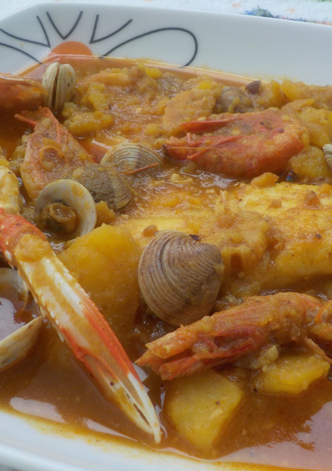 Una foto de Caldereta de rape, gambas y almejas
