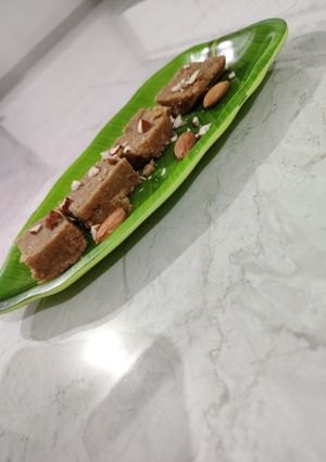 સુખડી (Sukhdi recipe in Gujarati) રેસીપી મુખ્ય ફોટો