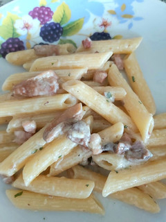 Foto di Pennette pancetta e funghi