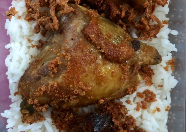 Ayam dan Kulit Goreng Kremes