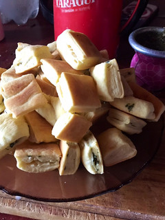 Una foto de Galletitas de albahaca y ajo, en masa de hojaldre