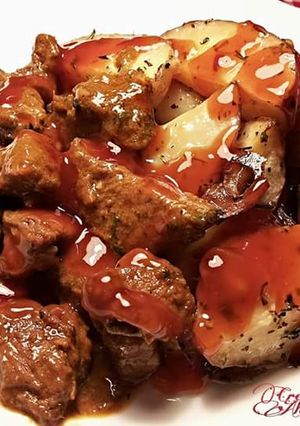 Foto principal de Patatas orgánicas al horno con cebolla roja y pinchos morunos