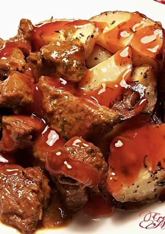 Una foto de Patatas orgánicas al horno con cebolla roja y pinchos morunos