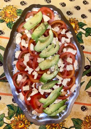 Une photo de Salade de Tomates / Mozza / Avocat🥗