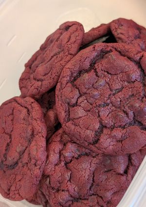 A picture of Red Velvet Chocolate Chip Cookies.