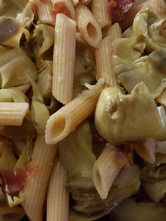 Una foto de Pasta integral con jamón y alcachofas