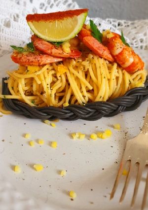 Zdjęcie przepisu Makaron spaghetti z krewetkami i kiszonymi cytrynami.