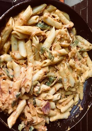 A picture of Red white sauce pasta.