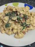 Pasta "falsa carbonara al tartufo" con bacon y espinacas
