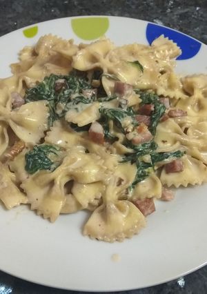 Una foto de Pasta "falsa carbonara al tartufo" con bacon y espinacas