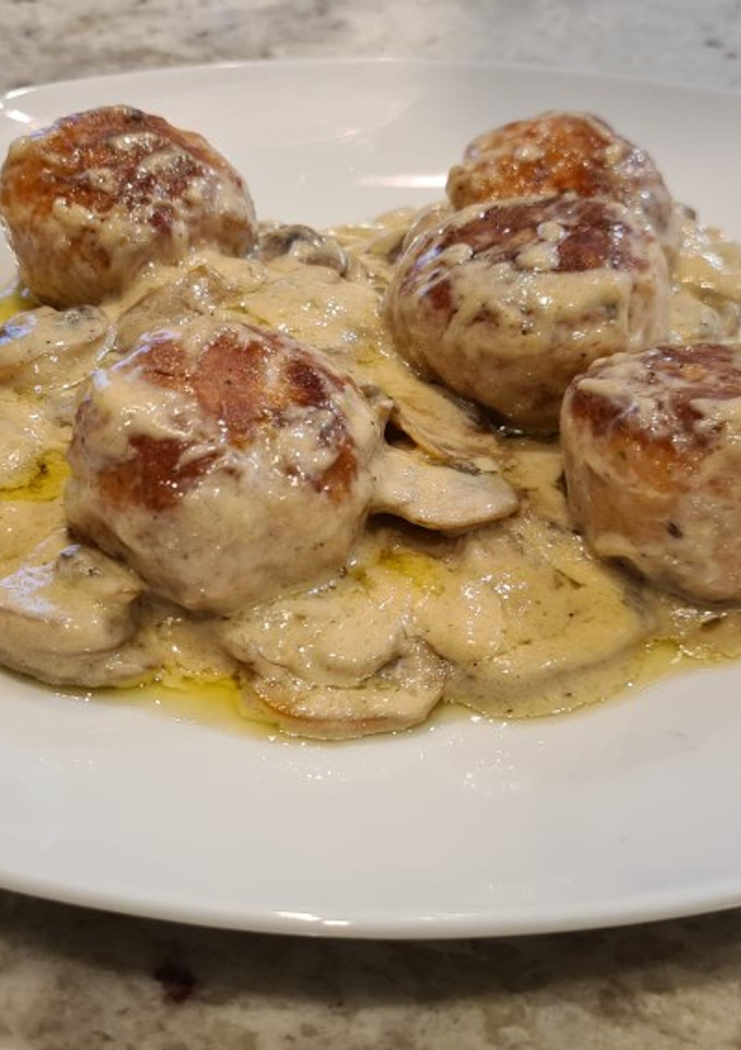 Una foto de Albóndigas de lomo adobado en salsa de champiñones