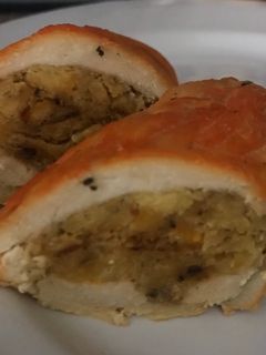 Una foto de Pechuga de pollo rellena de plátano maduro