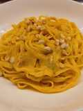 Tagliolini all'uovo con crema di peperoni e pinoli tostati