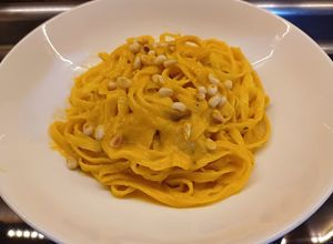 Foto di Tagliolini all'uovo con crema di peperoni e pinoli tostati