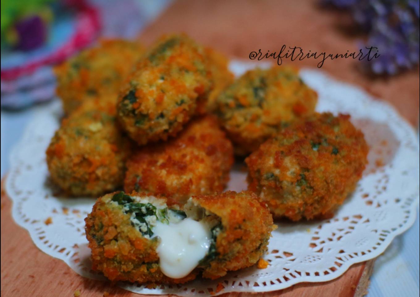 Keju mozzarella: bayam kait