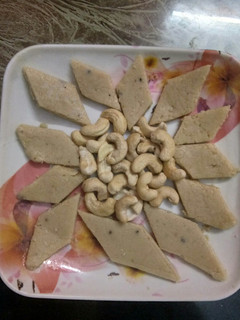 काजू कतली (Kaju katli recipe in Hindi) रेसिपी मुख्य फोटो