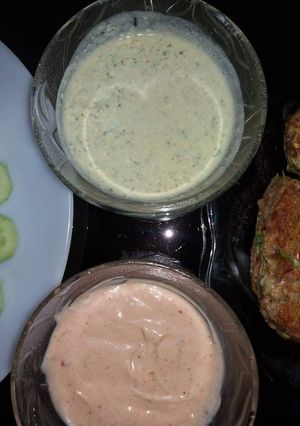 A picture of Mint chutney &pink sous.