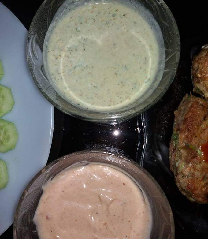 A picture of Mint chutney &pink sous.