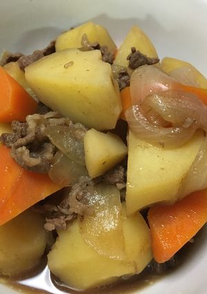 Una foto de Nikujaga (estofado de carne y papa)