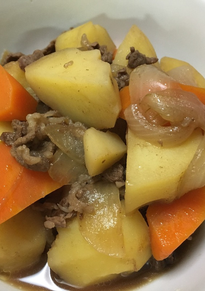 Una foto de Nikujaga (estofado de carne y papa)