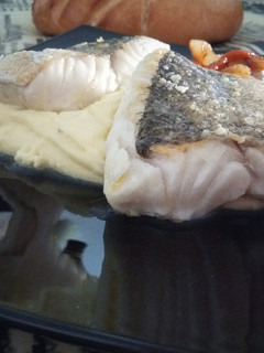 Una foto de Pescadilla blanca coruñesa con crema de boletus y verduritas a la plancha