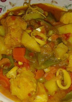 Foto principal de Guiso de papas con calamares, rape y gambas