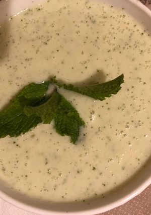 Una foto de 361. Crema fría de pepino y menta (entrante verdura)