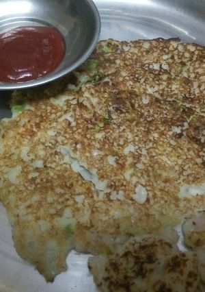 बचे हुए चावल का उत्तपम (Left-over rice Uttapam recipe in hindi) रेसिपी मुख्य फोटो