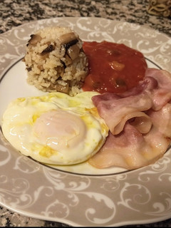Una foto de Huevo frito con bacon, arroz y tomate con hortalizas