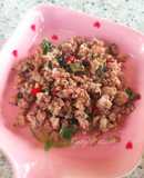 Thịt băm xào lá quế kiểu Thái