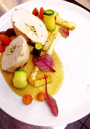 Foto di Soffice pollo con erbe aromatiche con salsa alla verza
