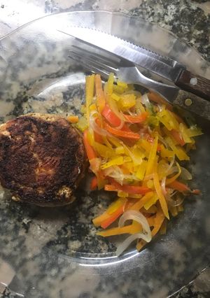 Una foto de Medallón de salmón con verduras