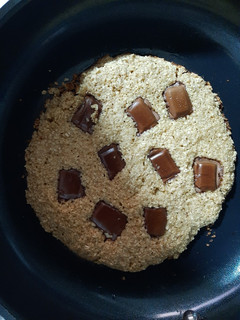 Una foto de Galleta de avena con trozos de chocolate al sartén 🍪🍳