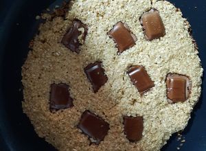 Una foto de Galleta de avena con trozos de chocolate al sartén 🍪🍳