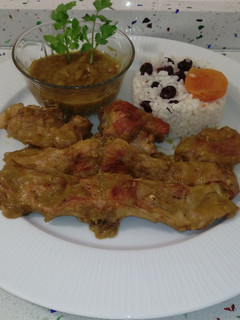 Una foto de Conejo al ajillo y arroz salteado con frutos secos