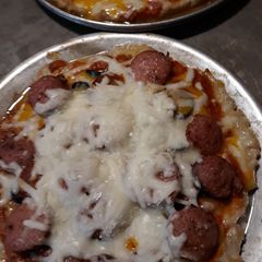 A picture of A Real Meat-lovers Pizza and Cheesy Pizza.