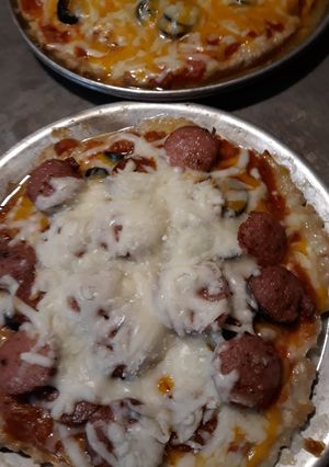 A picture of A Real Meat-lovers Pizza and Cheesy Pizza.