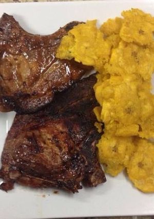 Una foto de Plátanos Fritos con chuleta